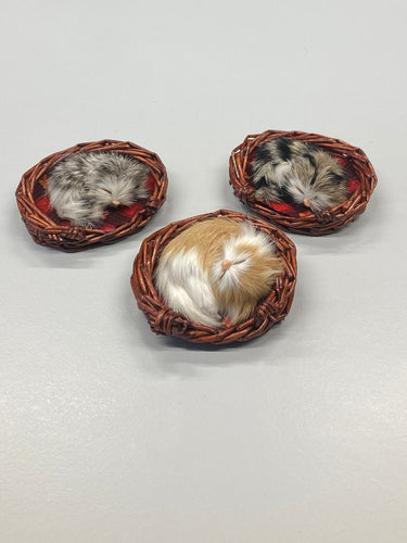 3 Felltierchen Kätzchen schlafend im Körbli mini