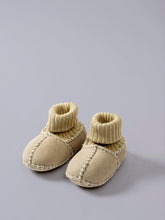Laden Sie das Bild in den Galerie-Viewer, Babyfinken aus Lammfell mit Strickbündchen