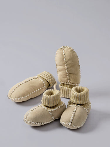 Babyfinken und -handschuhe aus Lammfell mit Strickbündchen (Set)