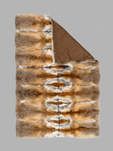 Laden Sie das Bild in den Galerie-Viewer, Decke 140 x 200 cm aus CH-Rotfuchsfellen
