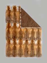 Laden Sie das Bild in den Galerie-Viewer, Decke 140 x 200 cm aus CH-Rotfuchsfellen