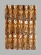 Laden Sie das Bild in den Galerie-Viewer, Decke 140 x 200 cm aus CH-Rotfuchsfellen