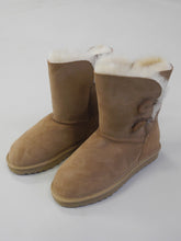 Laden Sie das Bild in den Galerie-Viewer, Stiefel aus Lammfell mit robuster Gummisohle