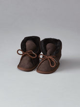 Laden Sie das Bild in den Galerie-Viewer, Babyschuhe «Davos» aus Lammfell