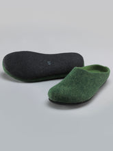 Laden Sie das Bild in den Galerie-Viewer, Hausschuhe Filz «Magicfelt» aus reiner Merinowolle