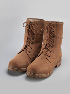 Schnürstiefel aus Lammfell mit robuster Sohle