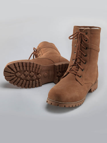 Schnürstiefel aus Lammfell mit robuster Sohle